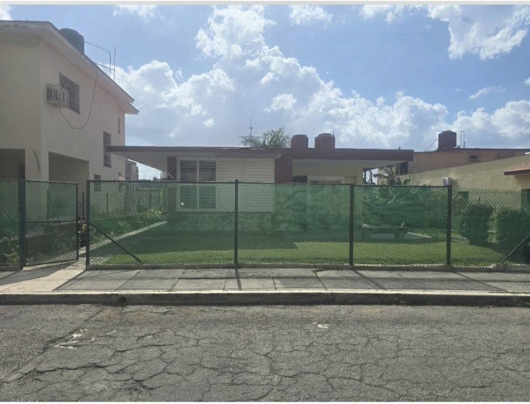 CON SUPERFICIE UTIL DE 260 METROS CUADRADOS,OCUPADA DE 300 METROS CUADRADOS,LIBRE 50.22 METROS CUADRADOS Y TOTAL DE 350.40 METROS CUADRADOS