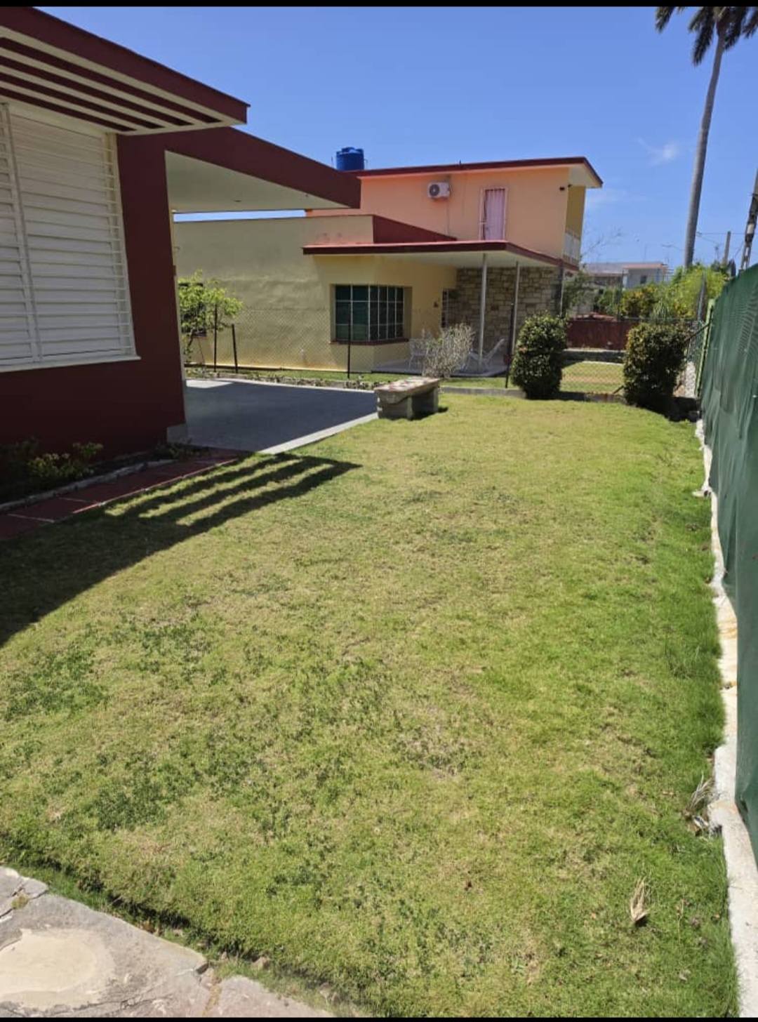 CON SUPERFICIE UTIL DE 260 METROS CUADRADOS,OCUPADA DE 300 METROS CUADRADOS,LIBRE 50.22 METROS CUADRADOS Y TOTAL DE 350.40 METROS CUADRADOS